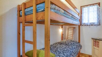 3 bedrooms, free WiFi, bed sheets