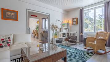 TV, fireplace, stereo