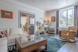 Fernseher, Kamin, Stereoanlage