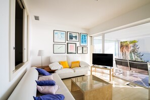 TV - "Sitges Suites" Apartment with Sea View, Private Terrace and Wi-Fi (Sitges)