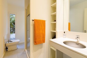 Shower, towels - "Sitges Suites" Apartment with Sea View, Private Terrace and Wi-Fi (Sitges)