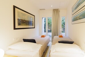 2 bedrooms, free WiFi, bed sheets - "Sitges Suites" Apartment with Sea View, Private Terrace and Wi-Fi (Sitges)