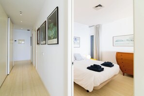 2 bedrooms, free WiFi, bed sheets - "Sitges Suites" Apartment with Sea View, Private Terrace and Wi-Fi (Sitges)