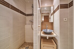 Shower, hair dryer, towels - Studio Apartment 'Alpe D'huez' with Mountain View, Shared Pool and Balcony (Huez)