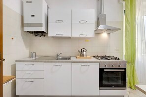 Fridge, microwave, oven, stovetop - Apartment 'Casa Rosa' with Private Terrace and Wi-Fi (Loano)