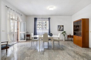 Dining - Apartment 'Casa Rosa' with Private Terrace and Wi-Fi (Loano)