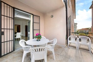 Outdoor dining - Apartment 'Casa Rosa' with Private Terrace and Wi-Fi (Loano)