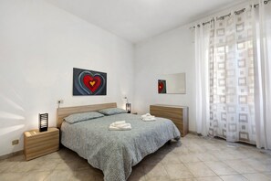 3 bedrooms, iron/ironing board, free WiFi, bed sheets - Apartment 'Casa Rosa' with Private Terrace and Wi-Fi (Loano)