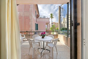 Dining - Apartment 'Casa Rosa' with Private Terrace and Wi-Fi (Loano)