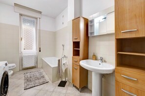 Shower, hair dryer, towels - Apartment 'Casa Rosa' with Private Terrace and Wi-Fi (Loano)