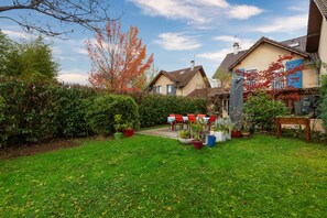 Outdoor dining - Holiday Home "Maison Mitoyenne near Lake Annecy" with Mountain View (Annecy-le-vieux)
