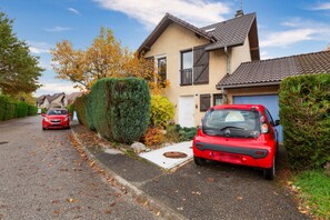 Exterior - Holiday Home "Maison Mitoyenne near Lake Annecy" with Mountain View (Annecy-le-vieux)
