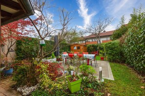 Outdoor dining - Holiday Home "Maison Mitoyenne near Lake Annecy" with Mountain View (Annecy-le-vieux)