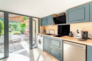 Fridge, stovetop, coffee/tea maker, electric kettle - Apartment 'Maison Marvic, Le Laurier T2' with Mountain View, Wi-Fi and Air Conditioning (Apt)