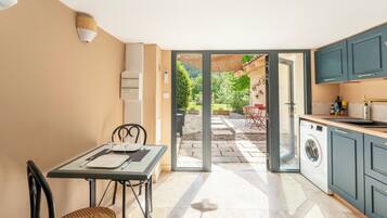 Kühlschrank, Herdplatte, Wasserkocher mit Kaffee-/Teezubehör