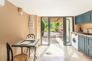 Fridge, stovetop, coffee/tea maker, electric kettle