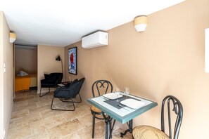 Dining - Cottage with Pool at the Foot of the Vineyards in the Luberon – Maison Marvic Laurier T2 (Apt)