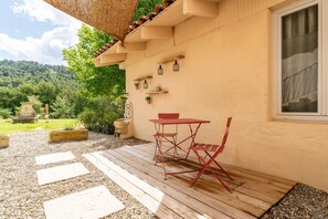 Outdoor dining - Cottage with Pool at the Foot of the Vineyards in the Luberon – Maison Marvic Laurier T2 (Apt)