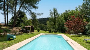 A rectangular swimming pool with a tiled edge, surrounded by grass and trees. - Cottage with Pool by the Vineyards in the Luberon – Maison Marvic Laurier T2 (Apt)