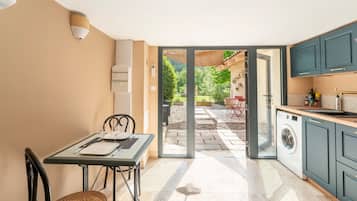 Kühlschrank, Herdplatte, Wasserkocher mit Kaffee-/Teezubehör