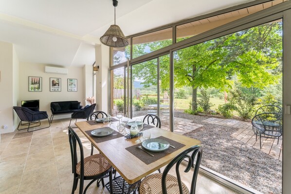 Dining - House with Pool at the Foot of Vineyards in the Luberon – Tilleul T3 Maison Marvic (Apt)