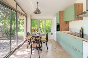 Dining - House with Pool at the Foot of Vineyards in the Luberon – Tilleul T3 Maison Marvic (Apt)