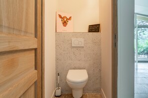 Een douche, gratis toiletartikelen, een haardroger, handdoeken