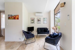 TV - House with Pool at the Foot of Vineyards in the Luberon – Tilleul T3 Maison Marvic (Apt)