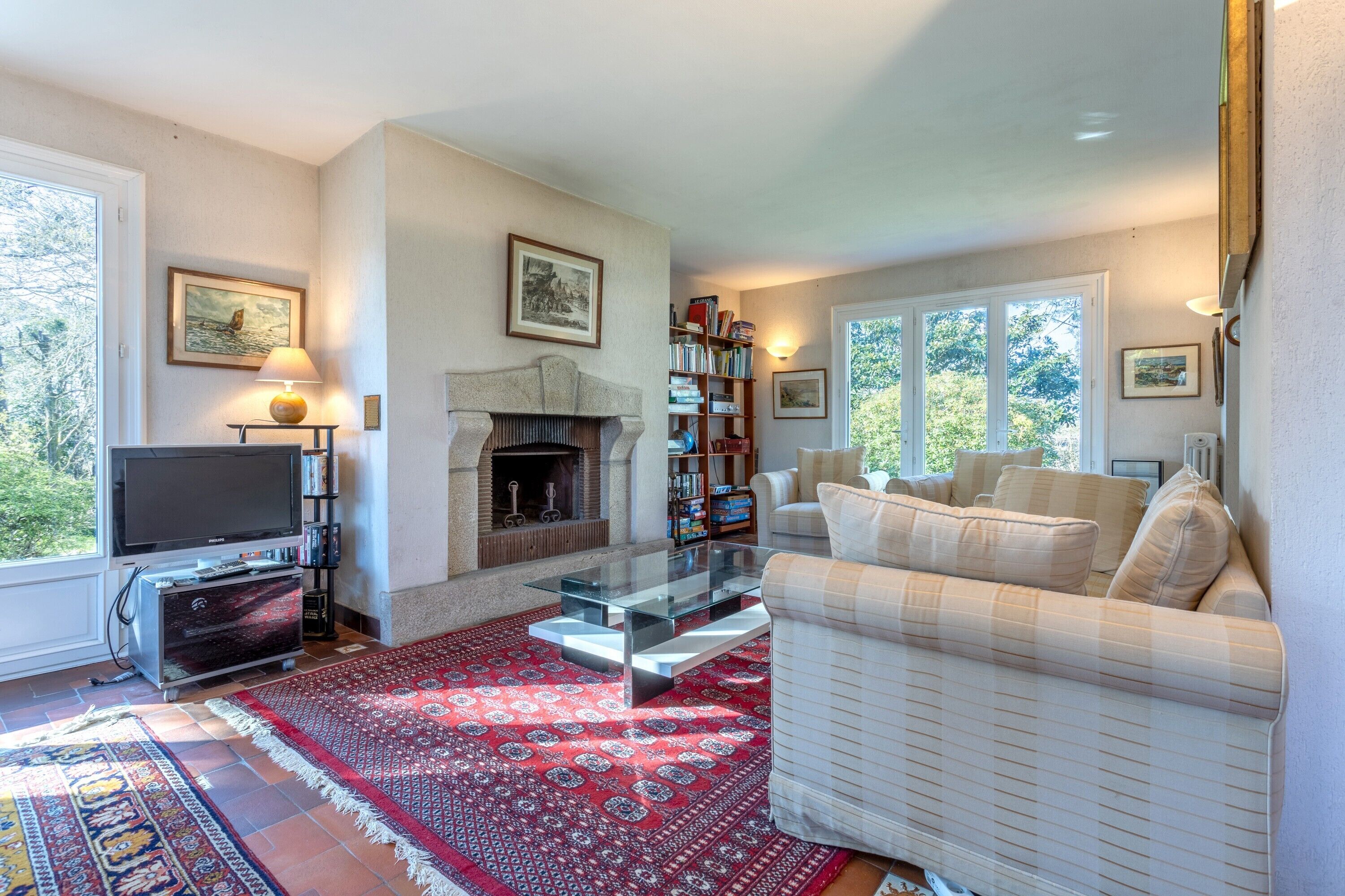 Fernseher, Kamin, Tischtennisplatte