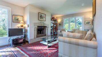 Fernseher, Kamin, Tischtennisplatte