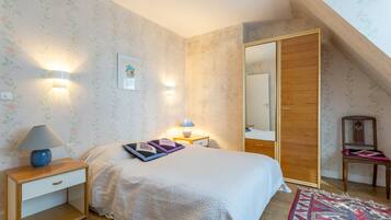 5 bedrooms, iron/ironing board, free WiFi, bed sheets