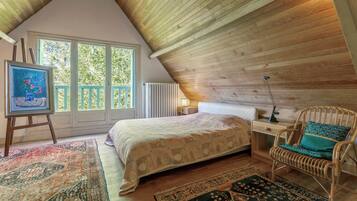 5 bedrooms, iron/ironing board, free WiFi, bed sheets