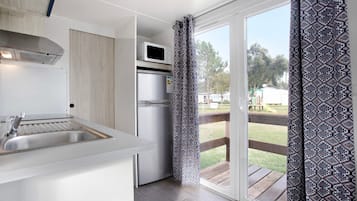 Fridge, microwave, stovetop, cookware/dishes/utensils