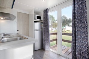 Fridge, microwave, stovetop, cookware/dishes/utensils - Chalet 'Bungalow T2 I - 15 Min From Nazaré' with Shared Pool, Private Terrace and Air Conditioning (Pataias)