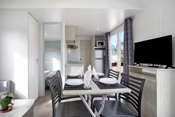 Dining - Chalet 'Bungalow T2 I - 15 Min From Nazaré' with Shared Pool, Private Terrace and Air Conditioning (Pataias)