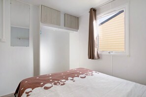 2 bedrooms, WiFi, bed sheets - Chalet 'Bungalow T2 I - 15 Min From Nazaré' with Shared Pool, Private Terrace and Air Conditioning (Pataias)