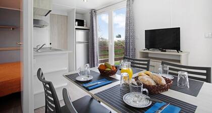 Chalet 'Bungalow T2 I I- 15 Min From Nazaré' avec piscine partagée, terrasse privée et climatisation