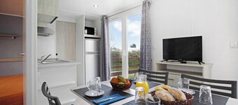 Chalet 'Bungalow T2 I I- 15 Min From Nazaré' with Shared Pool, Private Terrace and Air Conditioning