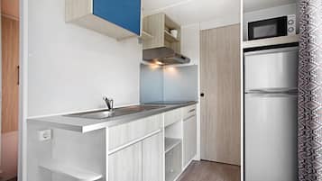 Fridge, microwave, stovetop, cookware/dishes/utensils