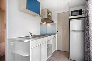 Geladeira, micro-ondas, cooktop, talheres/pratos/utensílios de cozinha