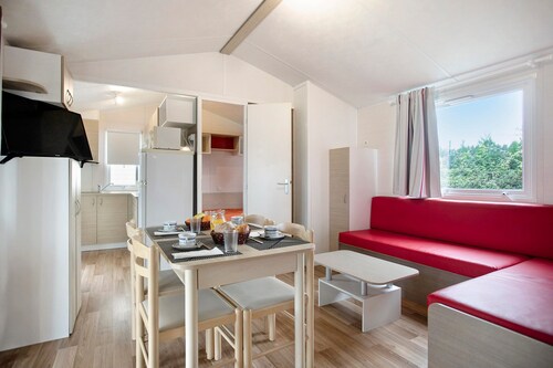 Chalet 'Bungalow T2 I I I - 15 Min Nazaré' with Shared Pool, Private Terrace and Air Conditioning