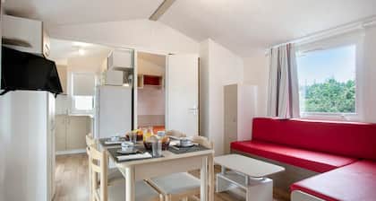 Chalet 'Bungalow T2 I I I - 15 Min Nazaré' with Shared Pool, Private Terrace and Air Conditioning