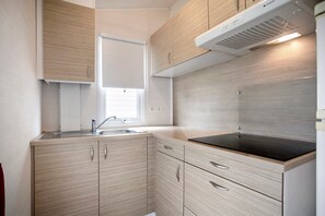 Fridge, microwave, stovetop, cookware/dishes/utensils - Chalet 'Bungalow T2 I I I - 15 Min Nazaré' with Shared Pool, Private Terrace and Air Conditioning (Pataias)