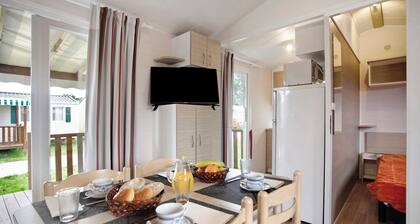 Chalet 'Bungalow T2 I I I - 15 Min Nazaré' with Shared Pool, Private Terrace and Air Conditioning