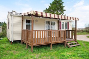 Exterior - Chalet 'Bungalow T2 I I I - 15 Min Nazaré' with Shared Pool, Private Terrace and Air Conditioning (Pataias)