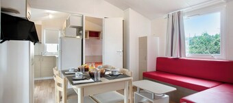 Chalet 'Bungalow T2 I I I - 15 Min Nazaré' with Shared Pool, Private Terrace and Air Conditioning