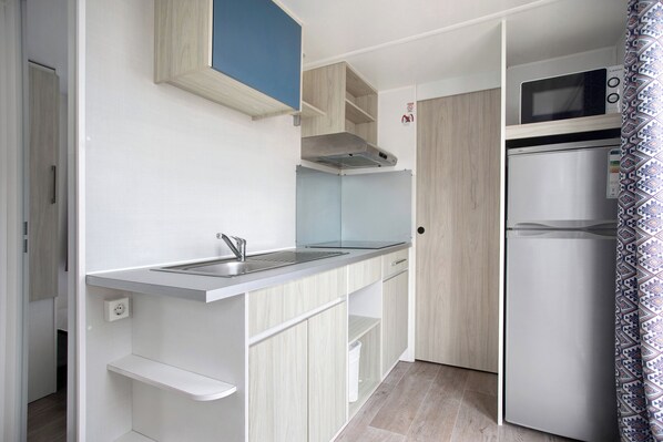 Jääkaappi, mikroaaltouuni, liesi, astianpesukone