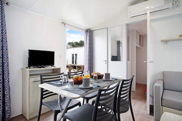 Dining - Chalet 'Bungalow T2 I V- 15 Min From Nazaré' with Shared Pool, Private Terrace and Air Conditioning (Pataias)