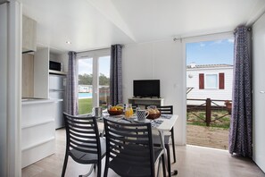 Dining - Chalet 'Bungalow T2 I V- 15 Min From Nazaré' with Shared Pool, Private Terrace and Air Conditioning (Pataias)