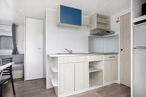 Fridge, microwave, stovetop, dishwasher - Chalet 'Bungalow T2 I V- 15 Min From Nazaré' with Shared Pool, Private Terrace and Air Conditioning (Pataias)